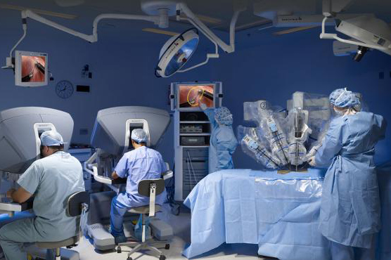 Extirpado un tumor con la paciente despierta, gracias a la tecnología del Robot Da Vinci